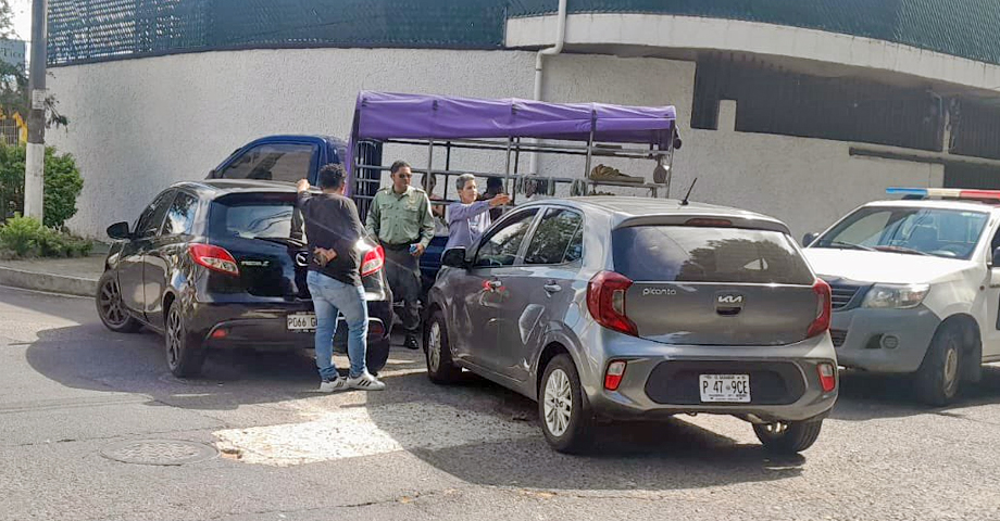 Se registra múltiple accidente en Santa Tecla tras irrespeto a señal de tránsito