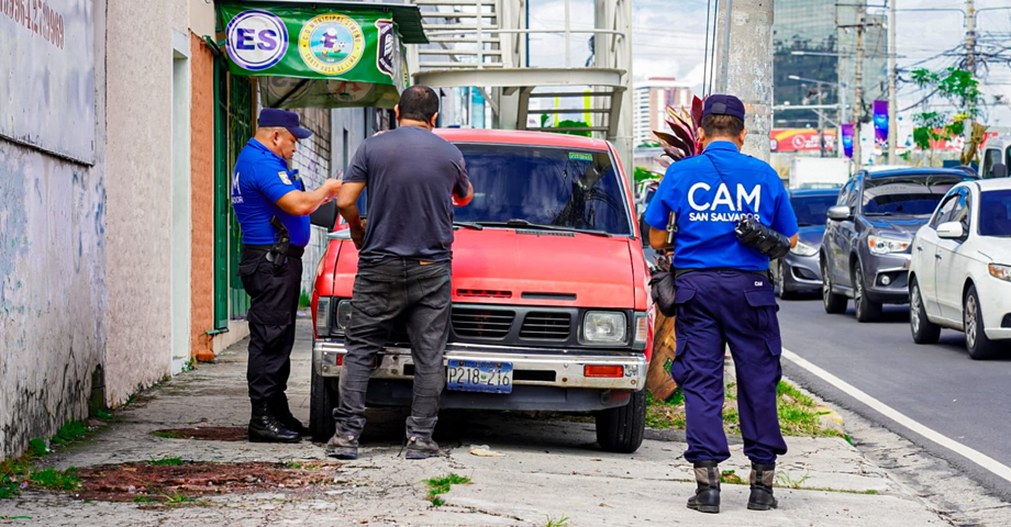 Verifican legalidad de negocios que operan en San Salvador