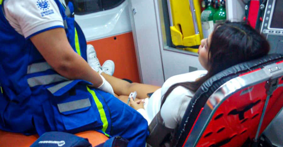 Mujer en estado de embarazo resulta herida tras un accidente en San Salvador