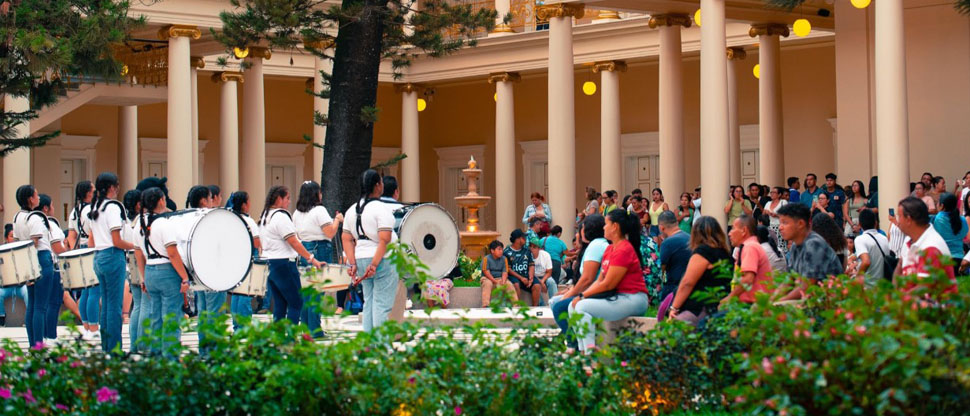 Cientos de salvadoreños han visitado este domingo el Palacio Nacional