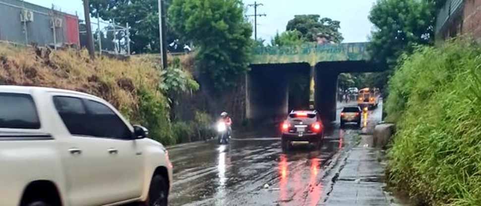 Habilitan paso vehicular en la zona de la nueva terminal de Sonsonate tras reportarse inundado