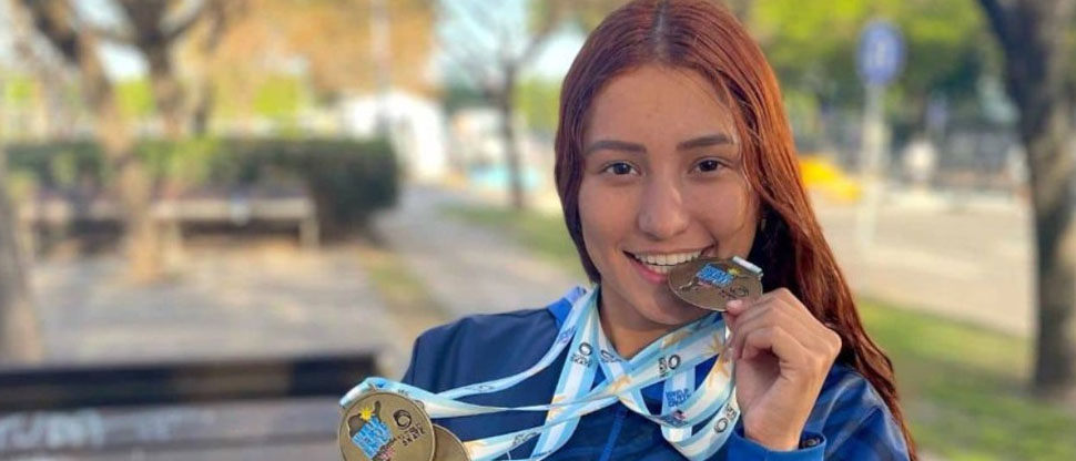 Ivonne Nóchez es premiada por coronarse campeona mundial de patinaje