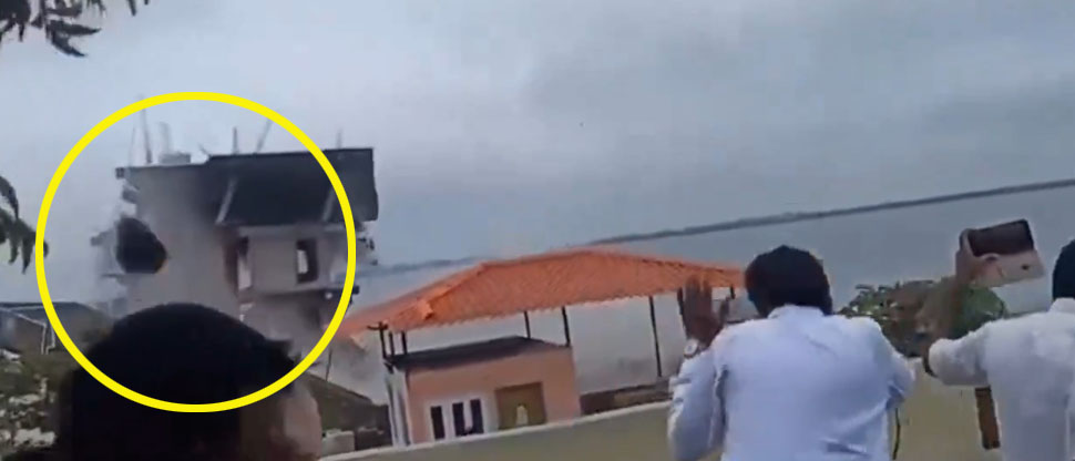 INDIA. Hombre muere tras ser impactado por una piedra expulsada por derrumbe de edificio viejo