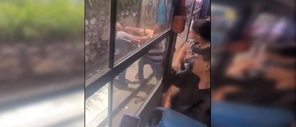 Frente a pasajeros, busero de ruta 29A y 41 se agarran a golpes para arreglar sus problemas