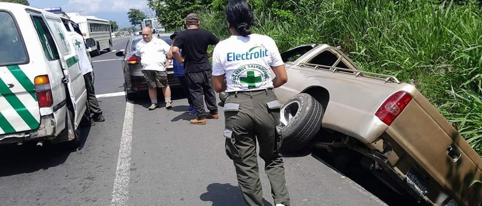 Socorristas auxilian a conductor tras accidentarse en carretera Panamericana