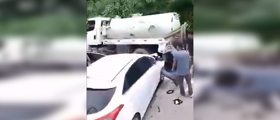 Reportan choque entre una pipa y vehículo en carretera al Puerto de La Libertad