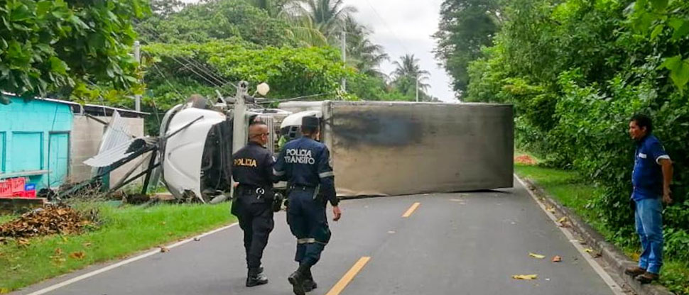 Camionero a excesiva velocidad vuelca y derriba poste del tendido eléctrico en La Paz