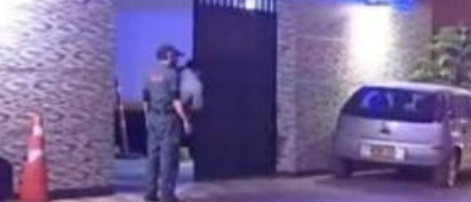 Colombia: policía realiza procedimiento en un motel sin saber que su esposa estaba con su amante