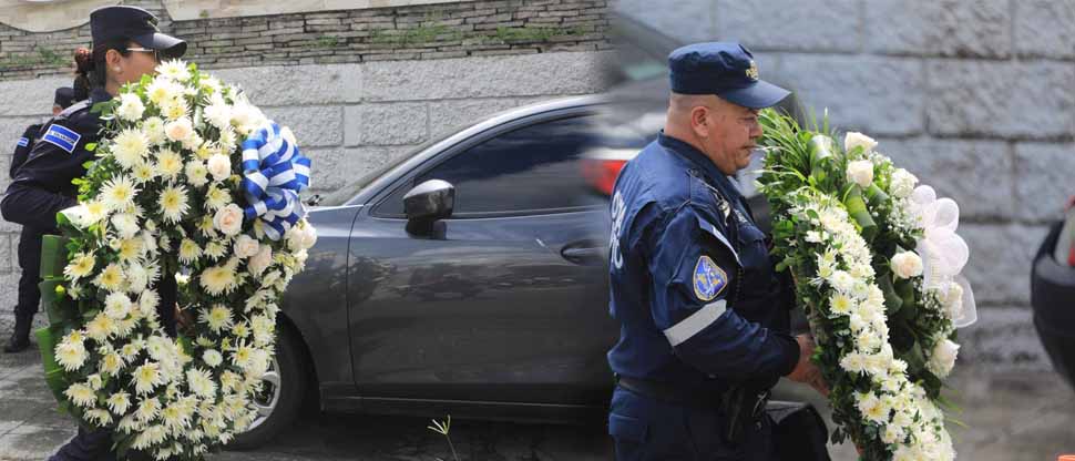 Policías y soldados llegan a funeraria para entregar ofrendas florales a héroes del accidente aéreo