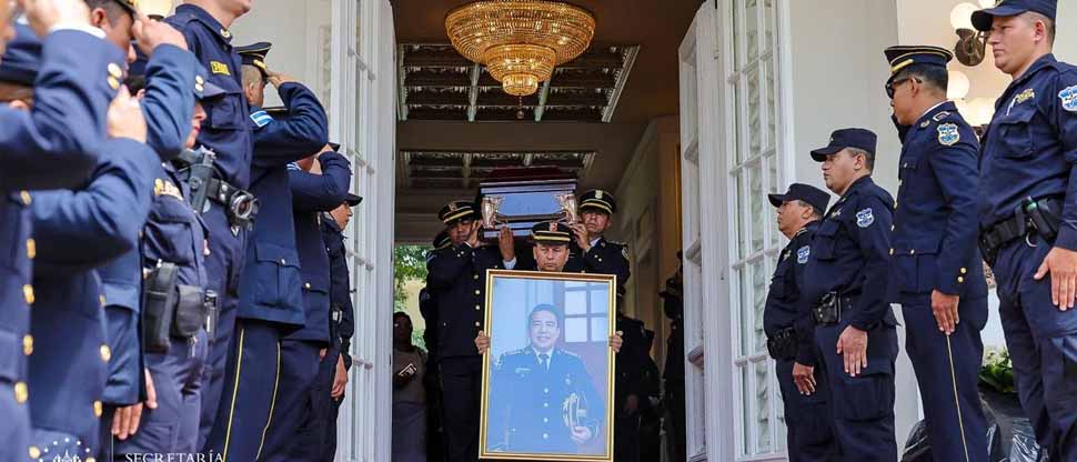 Dan el último adiós al héroe nacional comisionado Rómulo Pompilio Romero Torres