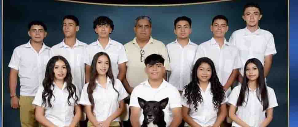 Alumnos adoptan a un perrito para que sea parte de la promoción 2024