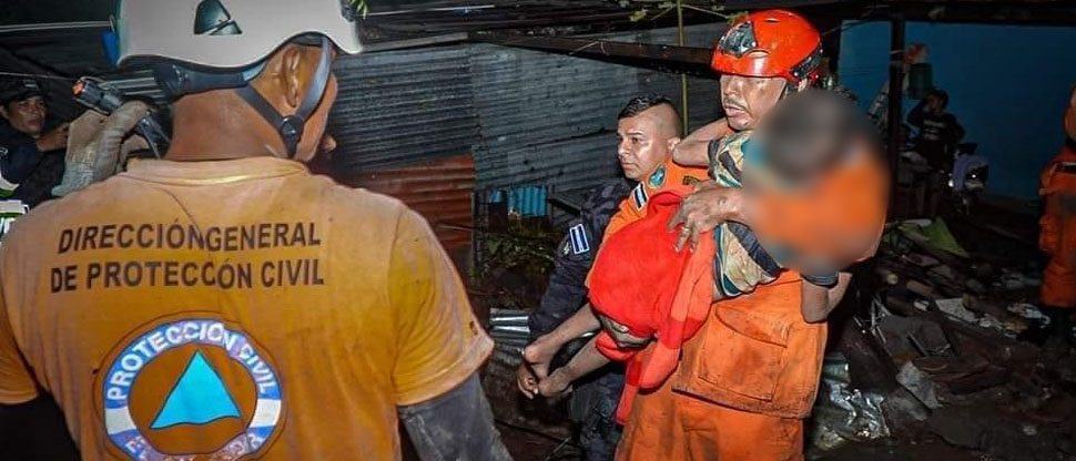 Rescatan con éxito a menor soterrado junto a su madre tras colapso de muro en su vivienda