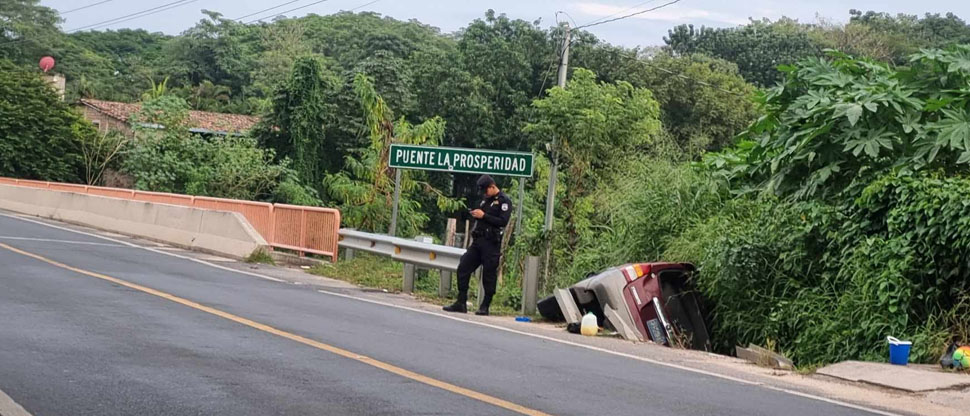 Vehículo casi cae a un río tras accidentarse sobre carretea Longitudinal del Norte, Chalatenango