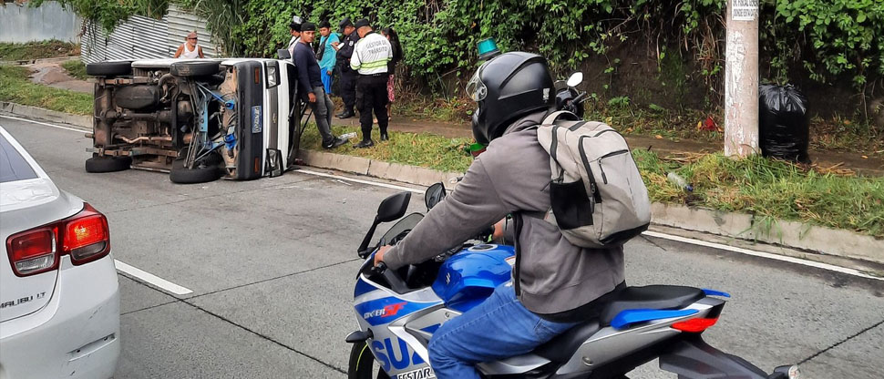 Autoridades verifican escena de vehículo volcado en San Salvador