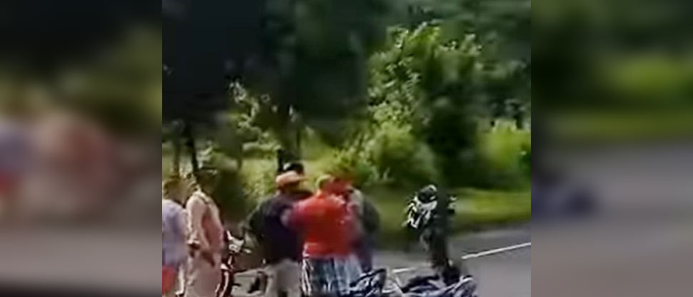 Motociclista queda tendido sobre el pavimento tras ser arrollado por una rastra