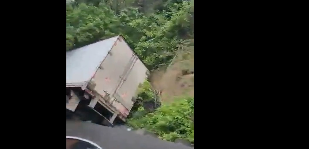 Rastra choca contra muro de tierra en Carretera de Oro