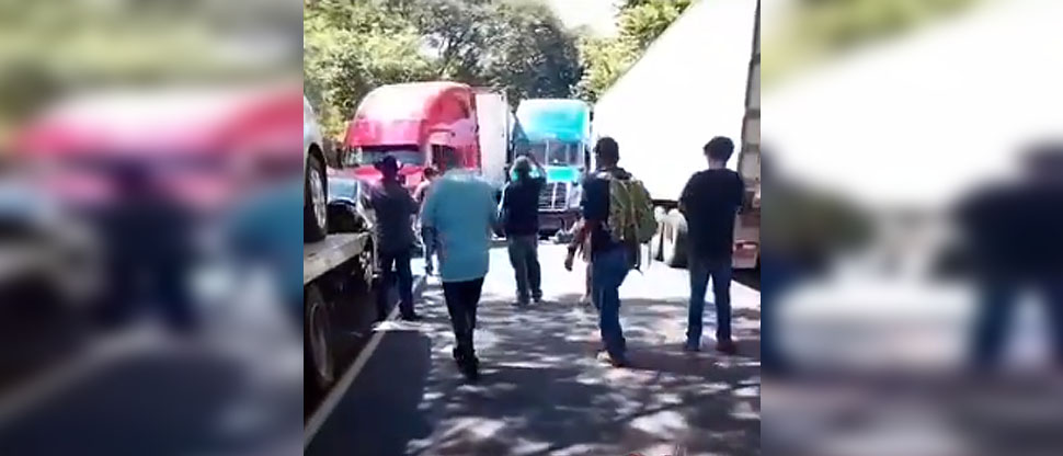 Tres rastras chocan y bloquean paso vehicular en carretera Panamericana, San Vicente