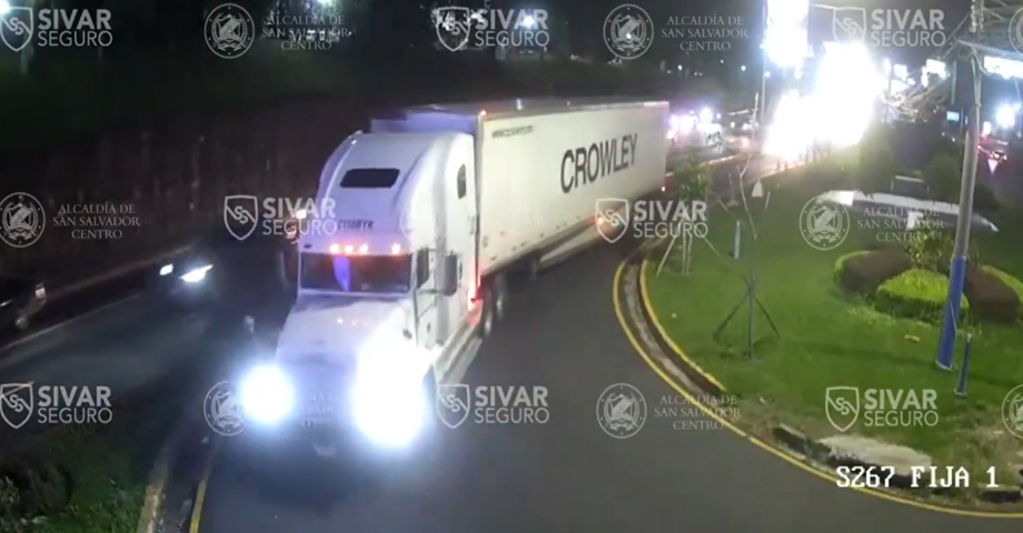 Conductor de rastra realiza mala maniobra e impacta separadores en bulevar Los Proceres