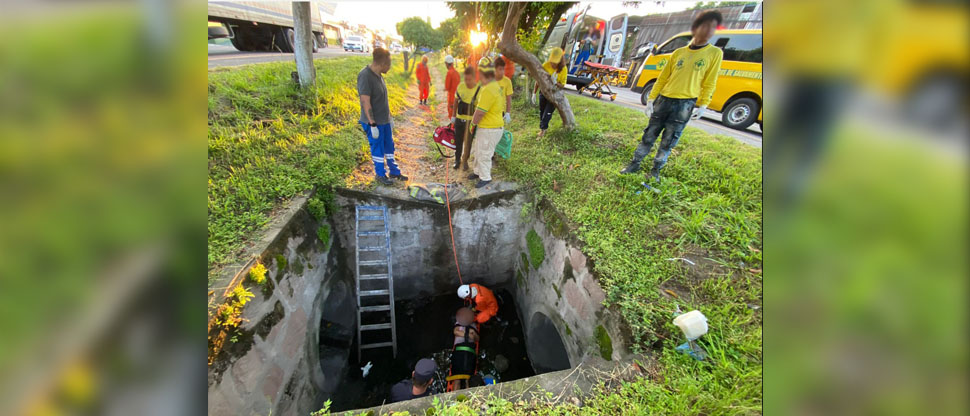 Rescatan a mujer que cayó a fondo de una fosa de aguas negras