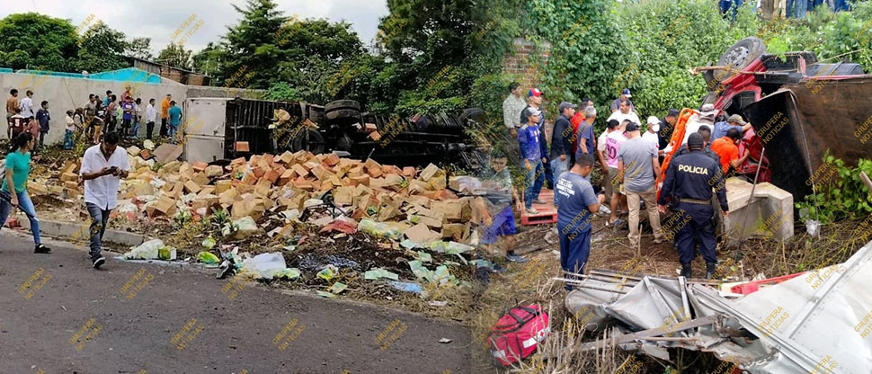 Rescatan a tres personas que quedaron atrapadas en camión tras accidentarse en Sonsonate