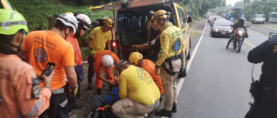 Rescatan a persona que cayó a un barranco en colonia Lirios del Norte