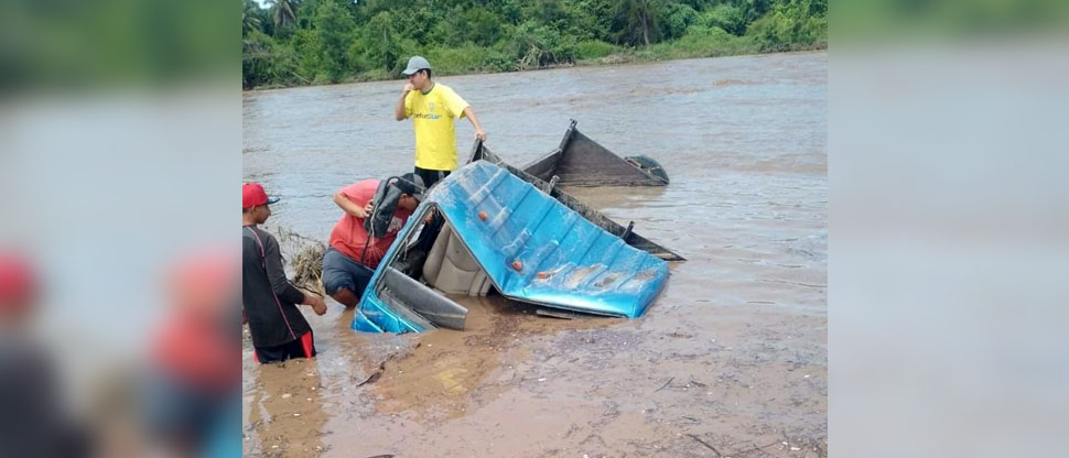 Trabajadores se salvan de milagro tras ser arrastrado camión por la corriente del río Jiboa