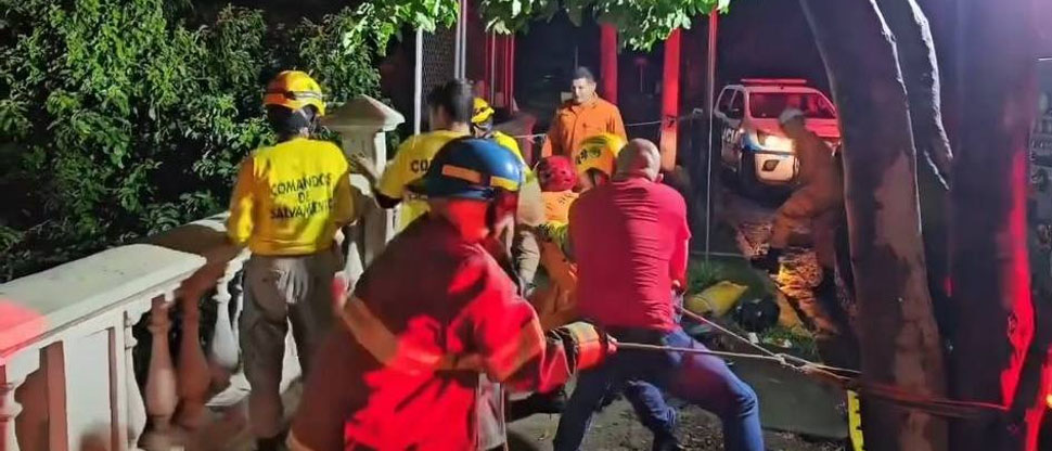 Rescatan con vida a hombre que cayó accidentalmente a un río en Sonsonate