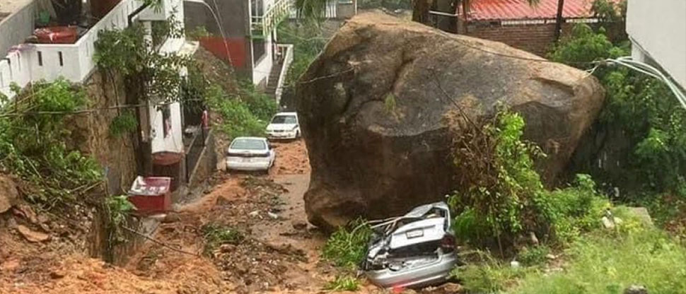 MÉXICO: enorme roca aplasta vehículo tras paso del huracán Jhon en Acapulco