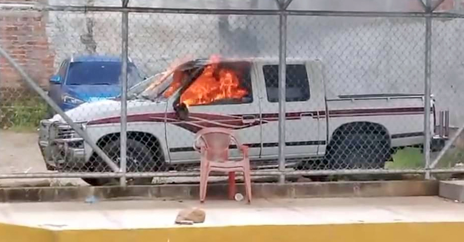 Se incendia pickup  mientras estaba estacionado en un parqueo privado en Usulután