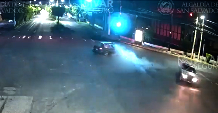 Cámaras de Sivar Seguro captan nuevo accidente vial en San Salvador