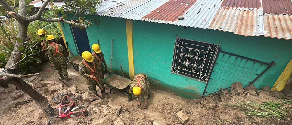 Soldados apoyan en la remoción de escombros después que muro de una vivienda colapsara