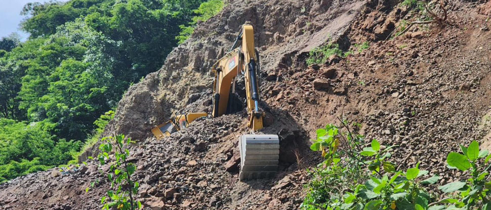 Socorristas rescatan a hombre quién quedó soterrado cuando trabajaba en una arenera en Usulután