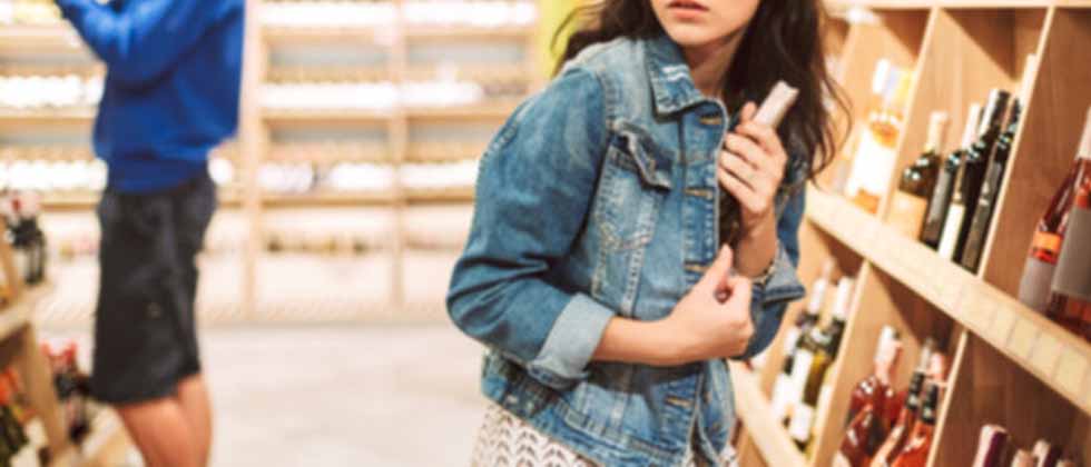 Dos años de cárcel para mujer que hurtó varias botellas de alcohol en un súper de Santa Tecla