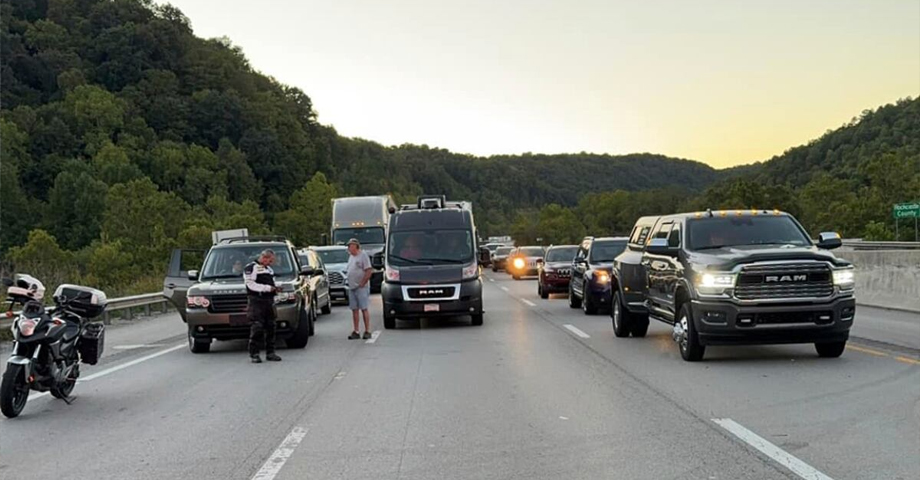 Reportan múltiples víctimas tras balacera en autopista de Kentucky, EE.UU.