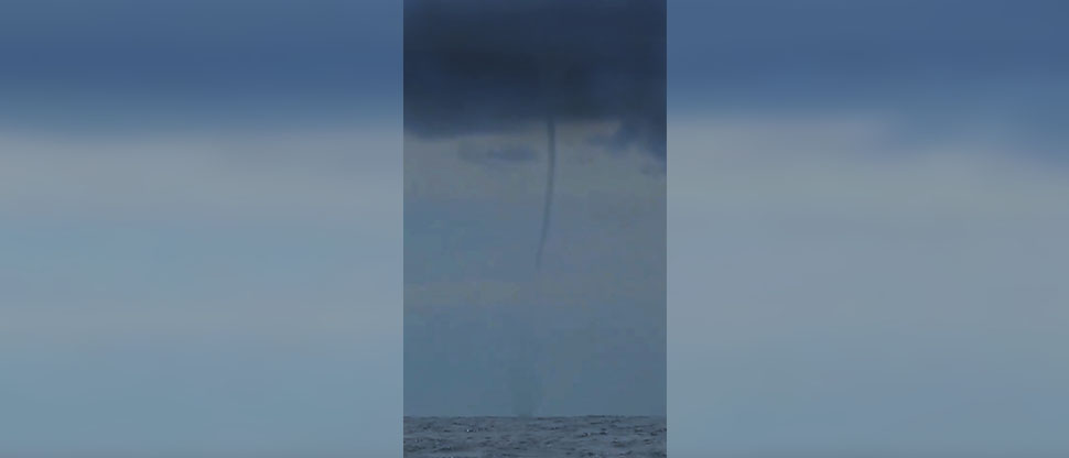 Pescador salvadoreño capta impresionante formación de tromba marina en costas del país