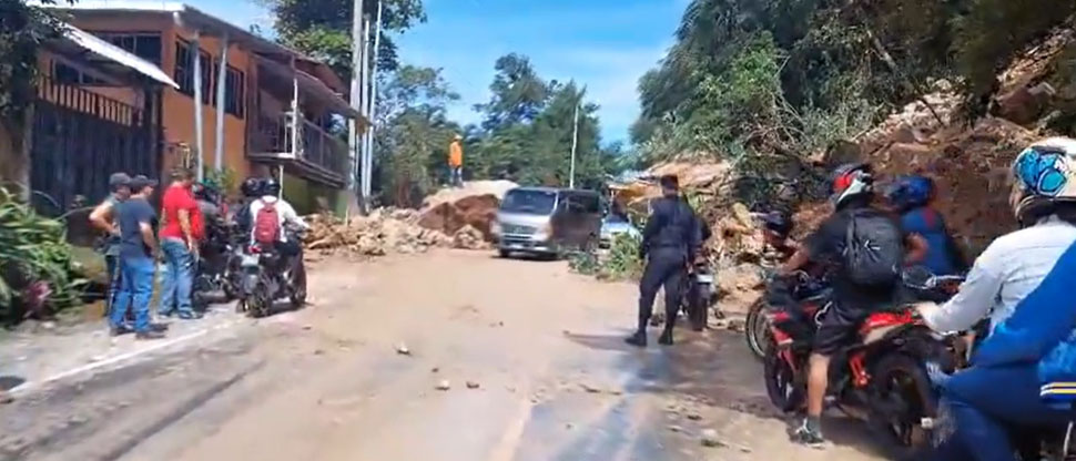 Habilitan paso que quedó obstruido por derrumbe en carretera Troncal del Norte
