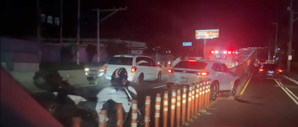 Conductor queda atascado en separadores de paso a desnivel en Santa Tecla