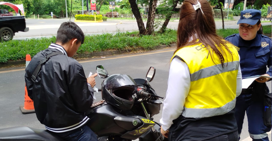 Despliegan dispositivos para verificar que conductores cumplan con las reglas de tránsito
