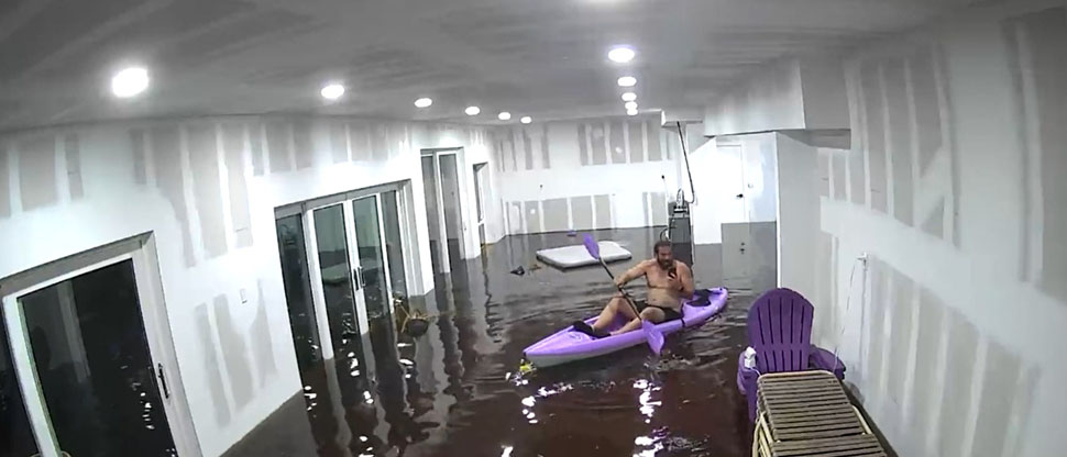 E.E.U.U: Usó un kayak en plena sala de su casa para escapar de los estragos del huracán Helene