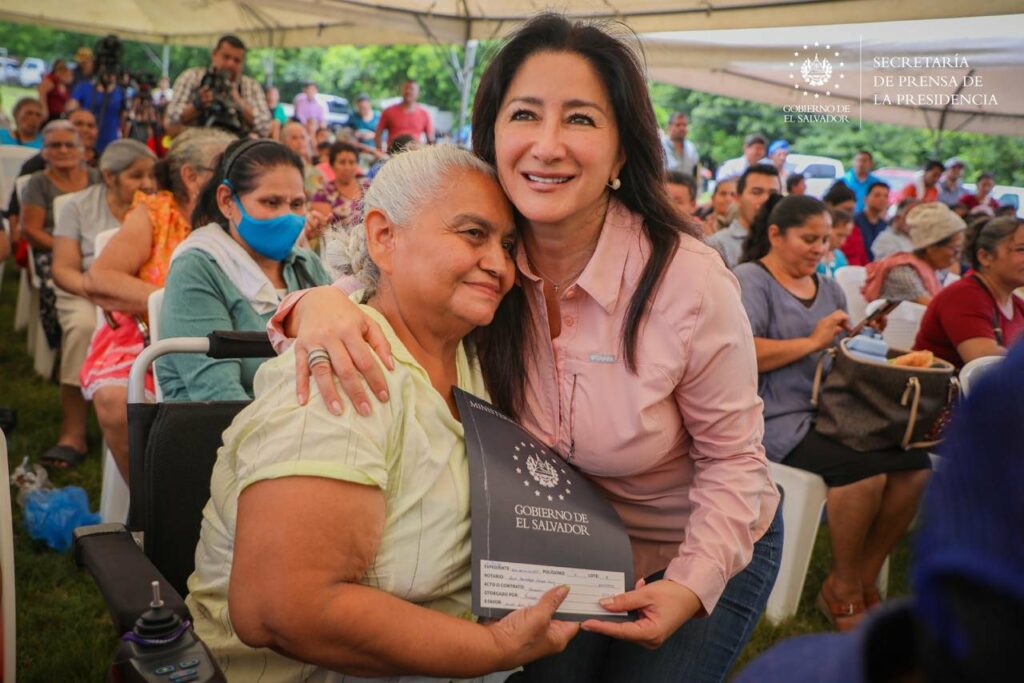 Familias de San Miguel son beneficiadas con la entrega de escrituras de propiedad