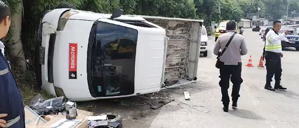 Reporta vehículo volcado en carretera Troncal del Norte