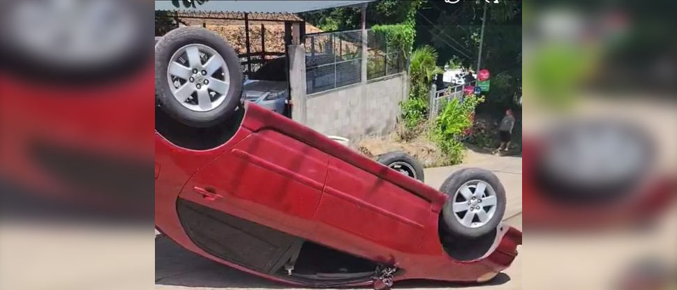 Conductor pierde el control de su vehículo y vuelca en Chalatenango