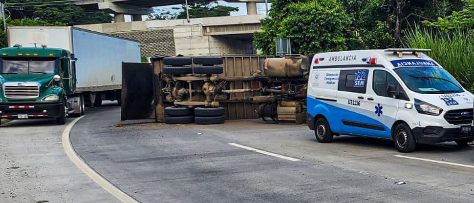Conductor de volqueta pierde el control y se accidenta en carretera a Nejapa