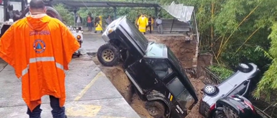 Recuperan vehículos que cayeron a un río tras colapso de muro de contención en Santa Ana