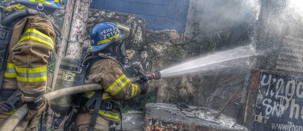 Bomberos controlan incendio en ventas informales de Apopa