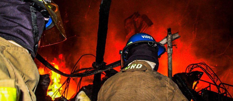 Voraz incendio consume vivienda de lámina y madera en San Salvador