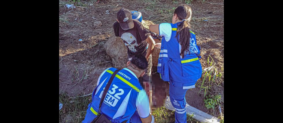 Personal del SEM auxilia a hombre tras sufrir una herida en su pierna