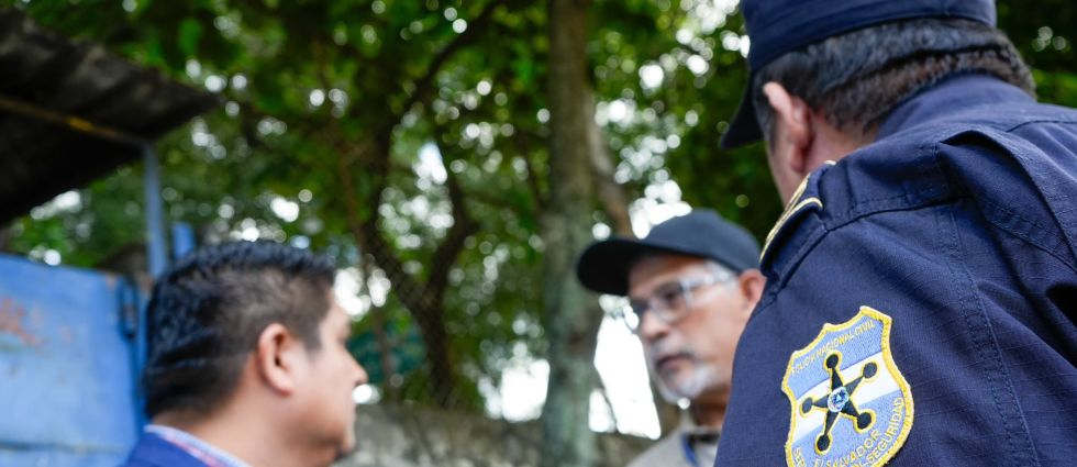 MARN atiende denuncia ciudadana por descarga de aguas residuales en quebrada de La Libertad