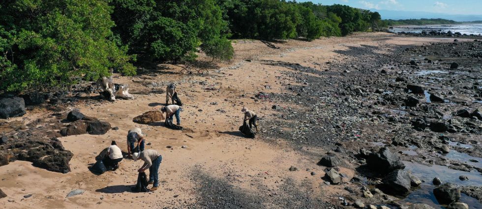 MARN recoge cientos de residuos plásticos en playa de Sonsonate