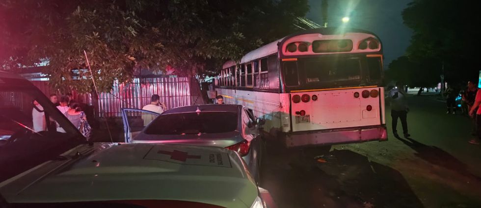 Reportan 12 lesionados tras choque entre un autobús y un automovilista en San Salvador
